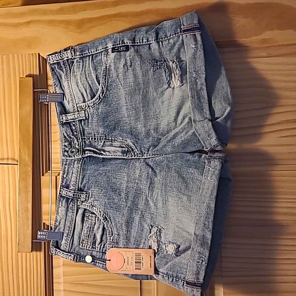 Silver jeans brand shorts. Women's size W28 L 4 1/2. Midrise.